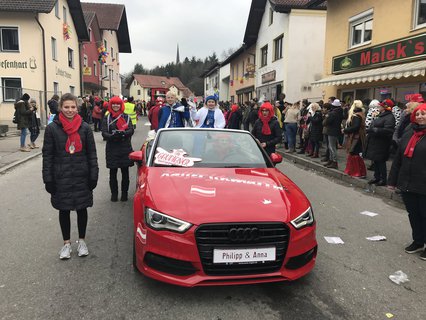 Das Ruhstorfer Kinderprinzenpaar Philipp und Anna wird vorgefahren.