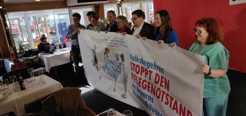 Die Vertreter der Linken mit dem Plakat