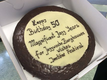 Das steht auf Paul Zauners Torte für die Jazzwoche Burghausen.