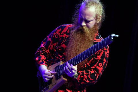 Gitarrist Axel Zajac von der Band Malstrom, Gewinner des Jazzpreises 2015, hier beim Abschluss der 50. Jazzwoche  im Stadtsaal  Burghausen.