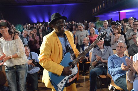 Lucky Peterson spazierte am Samstagnachmittag durchs Publikum und genoss den Beifall.