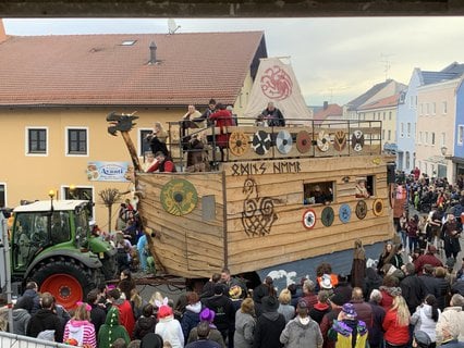 Einer der größten Wägen beim Faschingszug. 
