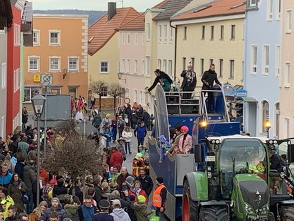 Der Wagen der Trifteraner beendet den Faschingszugs. 