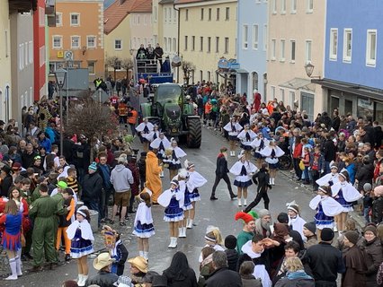 Der letzte Wagen des Zugs kommt. 