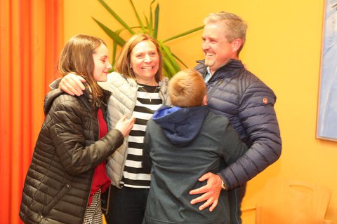 Sie freuen sich mit Erwin Braumandl: Die Kinder Johanna und Paul und Ehefrau Iris sind stolz auf den neuen Bürgermeister von Neukirchen vorm Wald. 