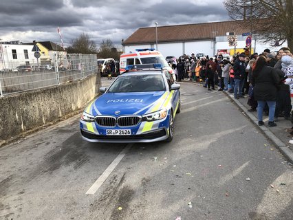 Und die Polizei schließt auch ab. Gott sei Dank hatte sie nicht viel zu tun. Dank allen Polizei-, BRK- und Feuerwehrkräften