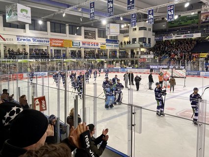 Ein schwacher Trost: Die Fans feiern Straubings Spieler nach dem Playoff-K.o. Die Tigers drehen eine Ehrenrunde, in den Gesichtern sieht man aber deutlich, dass sie einfach nur in die Kabine möchten. 