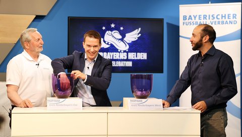 BFV-Präsident Christoph Kern (Mitte) im Einsatz als Losfee für die Auslosung der ersten niederbayerischen Entscheidungsspiele. Der bayerische Fußballchef scherzte mit Niederbayerns Bezirksspielleiter Richard Sedlmaier (li.) und Moderator Tobias Wittenzellner.