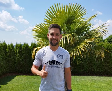 Daumen hoch im neuen Trikot: Maximilian Schiller freut sich auf eine neue Art Amateurfußball. In der A-Klasse spielte der heute 32-Jährige bislang noch nie.