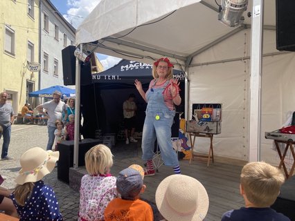 Brachte die Kinder zum Toben: Zauberclown Emma unterhielt auf der Bühne an der Ecke Ringstraße/Linprunstraße