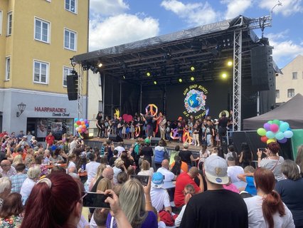 Der Schulchor „Kunterbunt“ des SFZ Viechtach präsentiert eine Choreo zum Lied „Give Peace a Chance“.