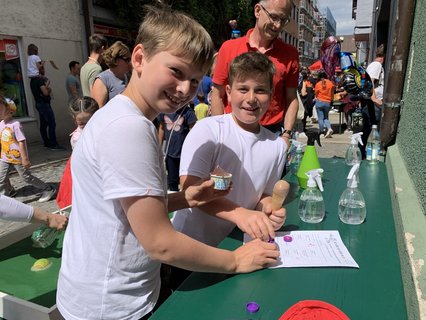 Leon (links) und Moritz stempeln beim Stand des Tennisclubs in der Spielstraße fleißig Laufzettel ab.