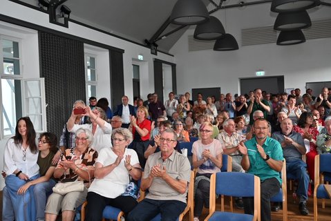 Applaus für den Sieger. Es ist entschieden. Daniel Horndasch gewinnt die Wahl und bleibt Bürgermeister.