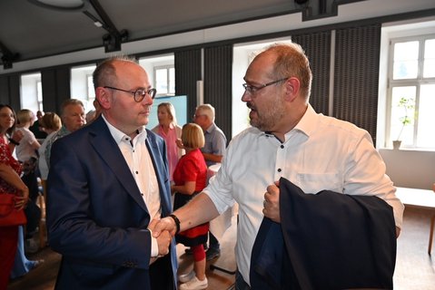 Die beiden Bewerber geben sich die Hände. Die Enscheidung ist gefallen.