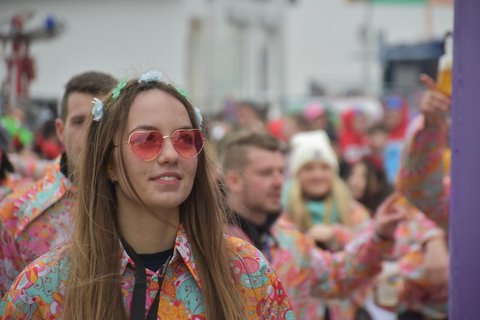 Ebenfalls ungebrochener Beliebtheit erfreute sich das Hippie-Kostüm.