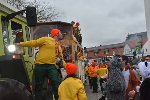 Immer wieder müssen die Mitglieder der Faschingsgruppen vom Wagen aus Bekannte in der Menge begrüßen. 