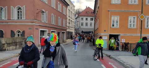 Vom Kirchenplatz her wird wohl noch länger die Party-Musik über den Inn wabern 