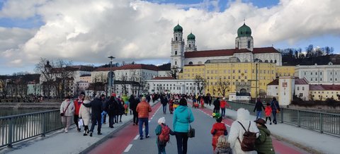 Vor allem Familien mit Kindern machen sich auf den Heimweg. Die PNP schließt sich an.