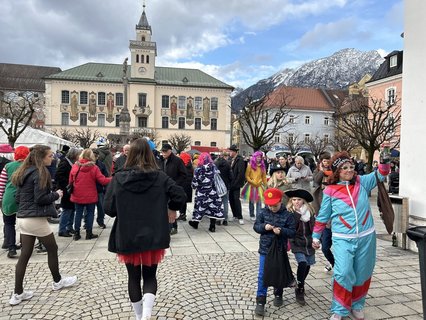 Der Gaudiwurm ist noch unterwegs, derweil wird auf dem Rathausplatz getanzt.