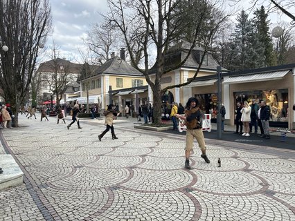 Die Schnalzer haben die Salzburger Straße erreicht. Hier gibt es noch ausreichend Plätze für Zuschauer in der ersten Reihe.