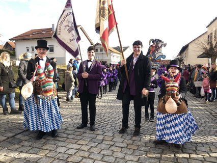 Der Faschingsverein Bad Birnbach kommt. 