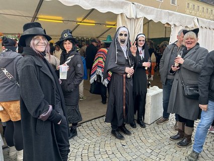 Auf dem Rathausplatz wird weiter gefeiert, dort wird auch der Zug bald eintreffen. 