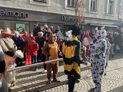 Auch der Oberbürgermeister ist im Einsatz. Er zieht den klimaneutralen Schneepflug von Stadtwerken und Bauhof.