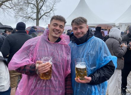 Seit einer halben Stunde strahlt die Sonne wieder. Alexander Rack und Kevin Klafta haben ihre Regencapes inzwischen abgelegt.