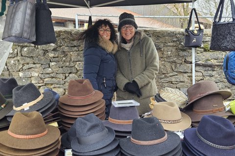 Hut Couture am Adlersberg: Inge Blüml aus Schierling und Marina Schmatz aus Langquaid.