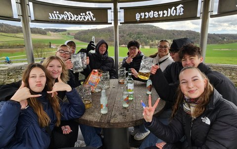 Diese Gruppe aus Nachbarorten von Adlersberg ist auch abseits des Palmator regelmäßig beim Prösslbräu. Sie haben heimlich eine Flasche Wein reingeschmuggelt.