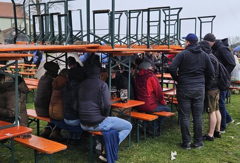 Ein paar Hobby-Bauingenieure haben sich, wie schon 2023, clevere Bierbank-Unterstände gebaut. Die Security ließ sie aber schnell wieder abbauen - zu gefährlich beim Alkoholpegel mancher Gäste.
