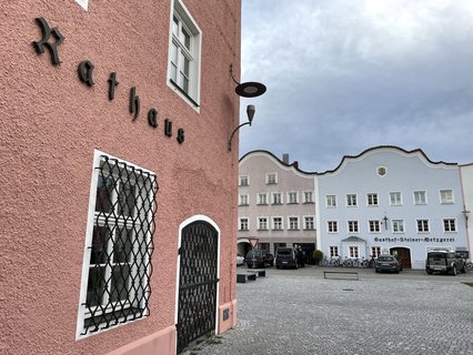 Warten auf den neuen Tüßlinger Bürgermeister Markus Bauer.