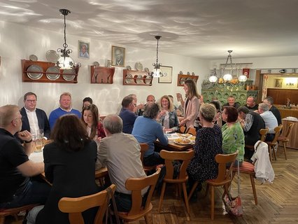 Zur Nach-der-Wahl-Party ist Carolin Auer mit ihren Unterstützern und Parteikollegen im Gasthof Steiner zusammengekommen.