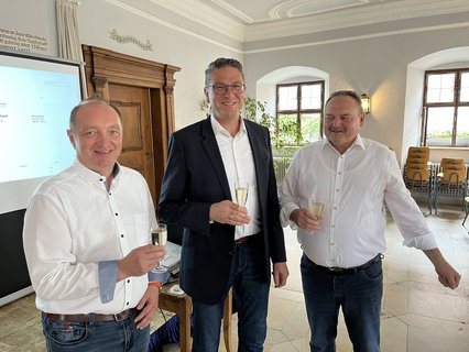 Die drei Kandidaten stossen an!