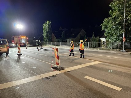 Feuerwehrkräfte leiten den Verkehr von der B8 über die Kreuzung.