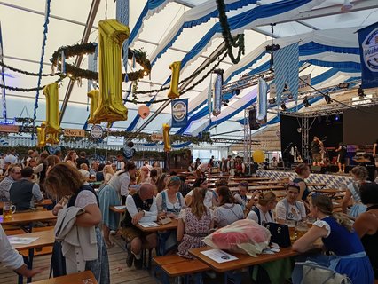 Im Härteis-Zelt laufen die Vorbereitungen für die Wahl der Dirndlkönigin. Fünf junge Frauen haben sich beworben.