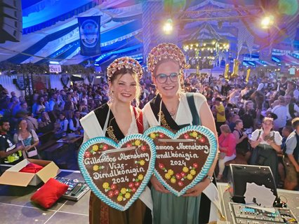 Die neue Dirndlkönigin Sophia Kellner und die neue Vizekönigin Lisa Niebler strahlen um die Wette. Sie werden nun für ein Jahr den Gillamoos und die Stadt Abensberg vertreten 
