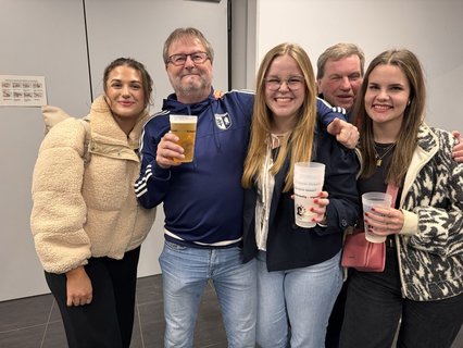 Die Party im Vorraum der Halle nimmt bereits Fahrt auf, Sieger und Verlierer feiern gemeinsam mit Fans