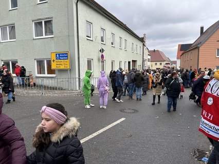Der Zug und auch die Menge löst sich auf. Die Bauhofmitarbeiter beseitigen die Absperrungen. Im Zentrum wird noch weiter gefeiert. Aber unser Liveblog vom Rohrer Faschingszug endet hiermit.