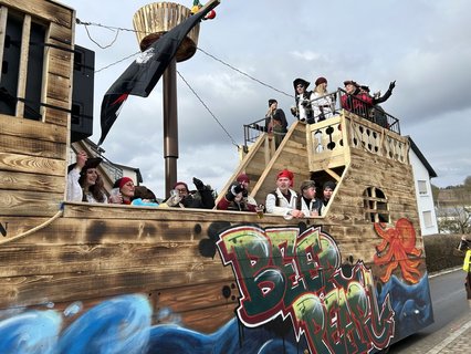 Ein Piratenschiff steuert auf den Marktplatz zu.