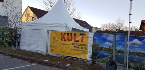 Das Partyzelt ist immer schnell voll. Noch kommt man aber rein.