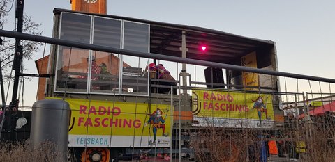 Radio Teisbach ist noch auf Sendung und sorgt für Partymusik.