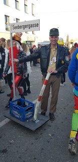 Ja, wen haben wir denn da? Bürgermeister Armin Grassinger ist als Ordnungshüter unterwegs. 