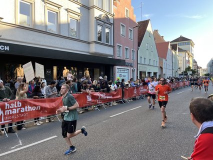Auf den letzten Metern! Der Halbmarathon läuft jetzt seit gut zwei Stunden. Viele sind schon im Ziel. Erschöpft und euphorisch. Der Moderator gibt ebenfalls alles - pusht, wie es nur geht. 