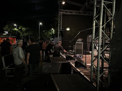 So, jetzt ist aber dann Schluss. Ein friedliches und gut besuchtes Bürgerfest geht zu Ende. Doch überall stehen die Leute noch zusammen. So wirklich nach Hause will halt doch noch keiner. Wenn’s halt a so schee is.