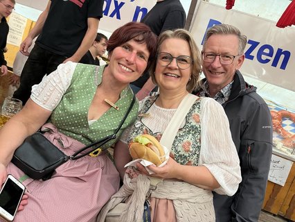Auch die Gräfin und ihre Vorgängerin sind natürlich im Zelt vertreten. 
