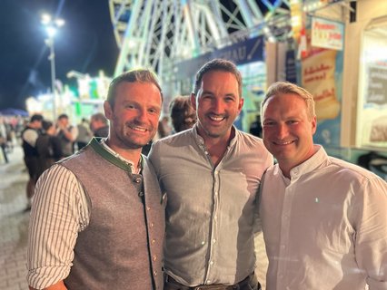 Heute letzter Tag: Auf die Frage, wie es nach heute Nacht weitergeht, sagen die Drei: „Einfach weiter leben!“ Wie das allerdings ohne Karpfhamer Fest gehen soll, das ist hier die Frage: (von links) Markus, Florian und Ludwig aus Kemauthen, Füssing und Karpfham. 