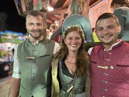 Wie kann das Leben weiter gehen ohne Karpfhamer Fest? Die einfache und einzig logische Antwort lautet: „Wir warten hoch erfreut auf nächstes Jahr!“, sagen Florian (v.l.), Lea und Fabian aus Weng. 